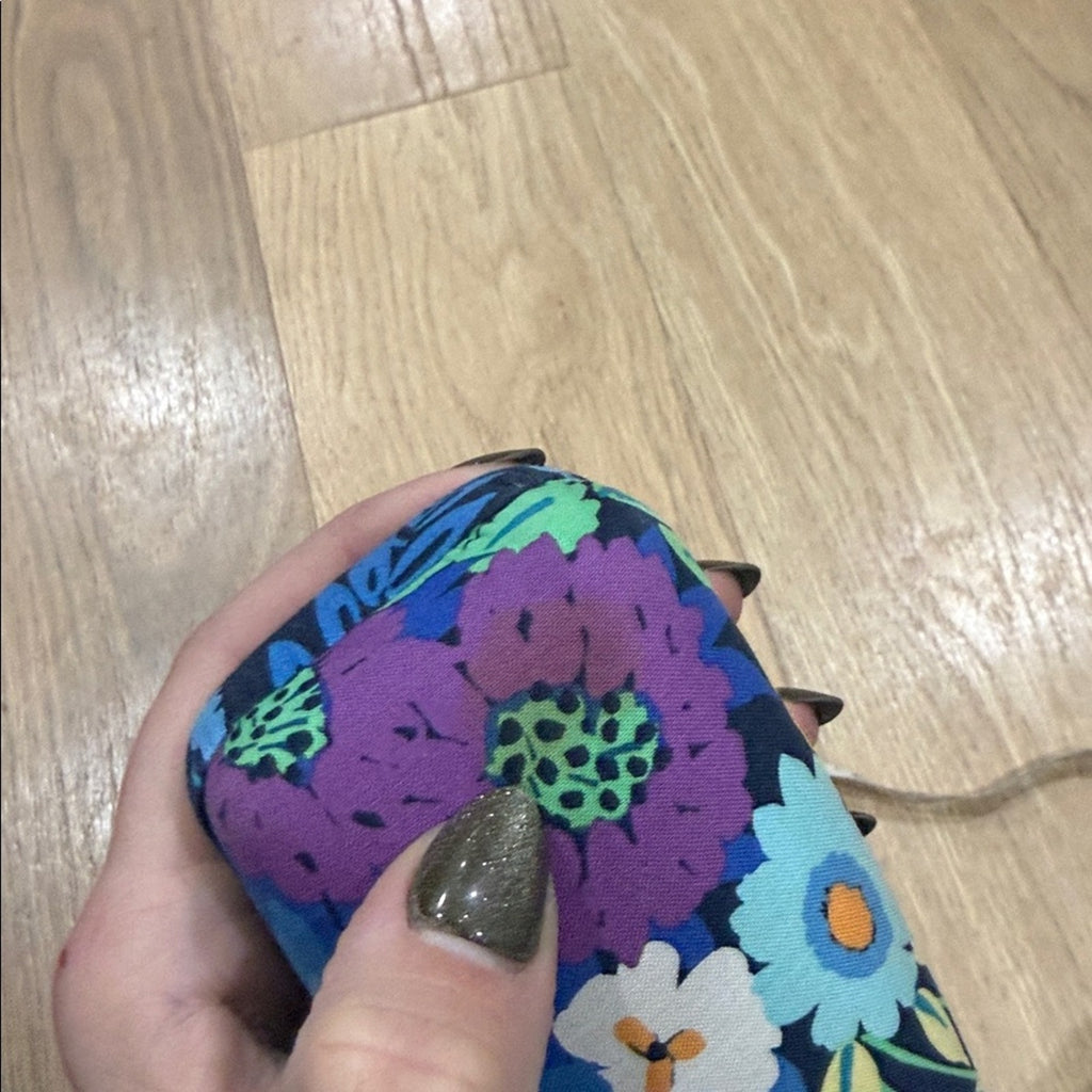 Vera Bradley Hard Clamshell Case in the Retired Mod Floral Blue Pattern