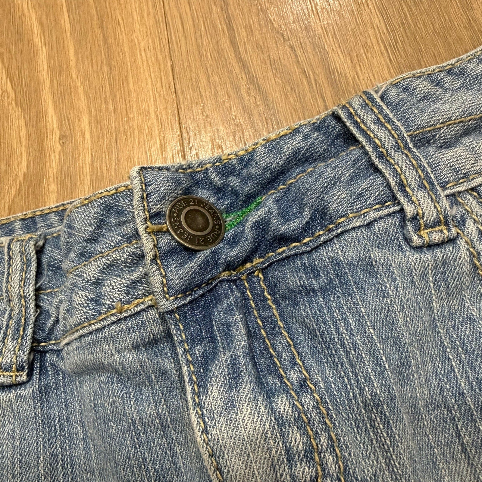 Vintage rue21 Y2K Low-Rise Denim Mini Skirt - Light Wash Raw Hem Size 3/4