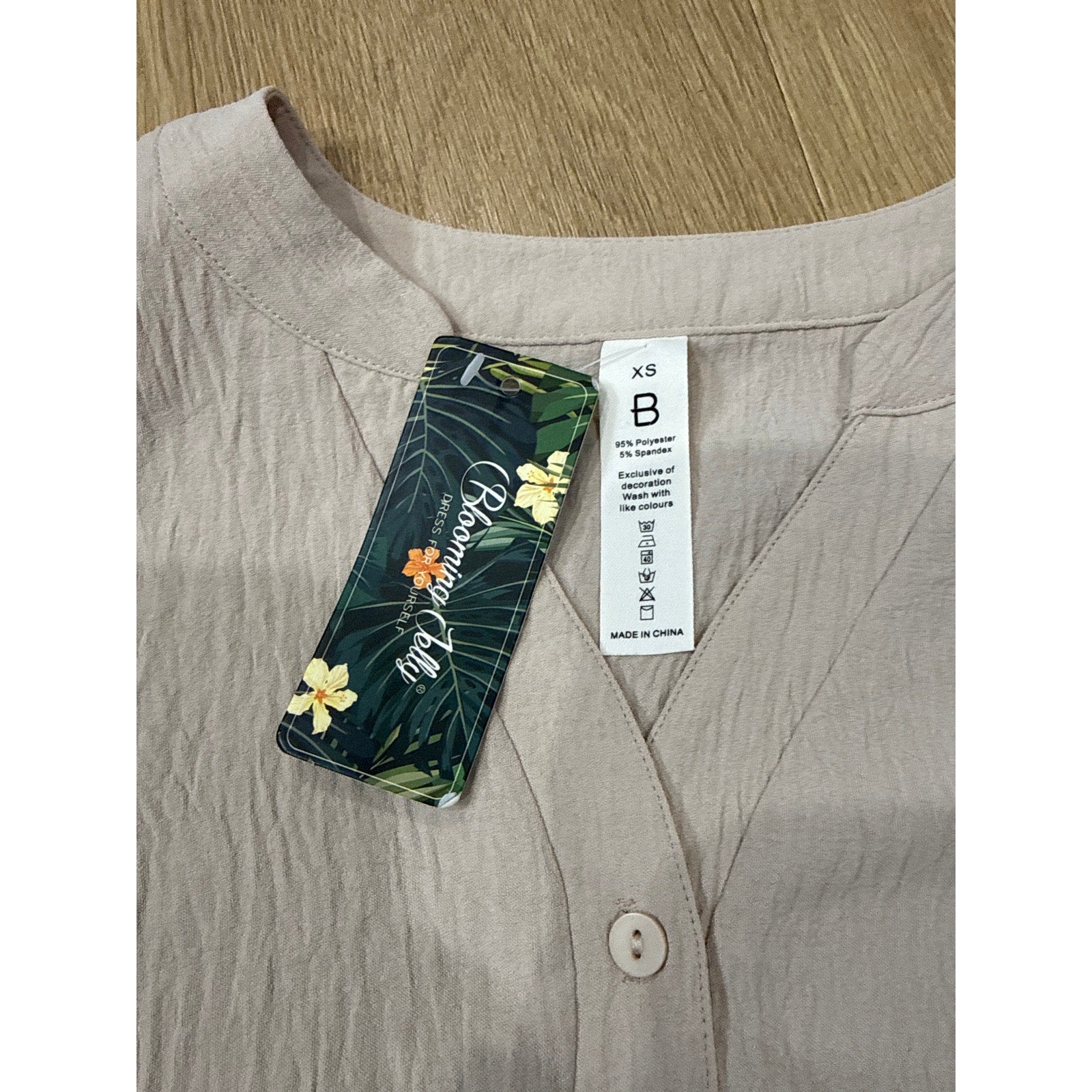 Blooming Jelly Dressy Casual Button Detail Textured V Neck Cap Sleeve Top Size XS NEW!