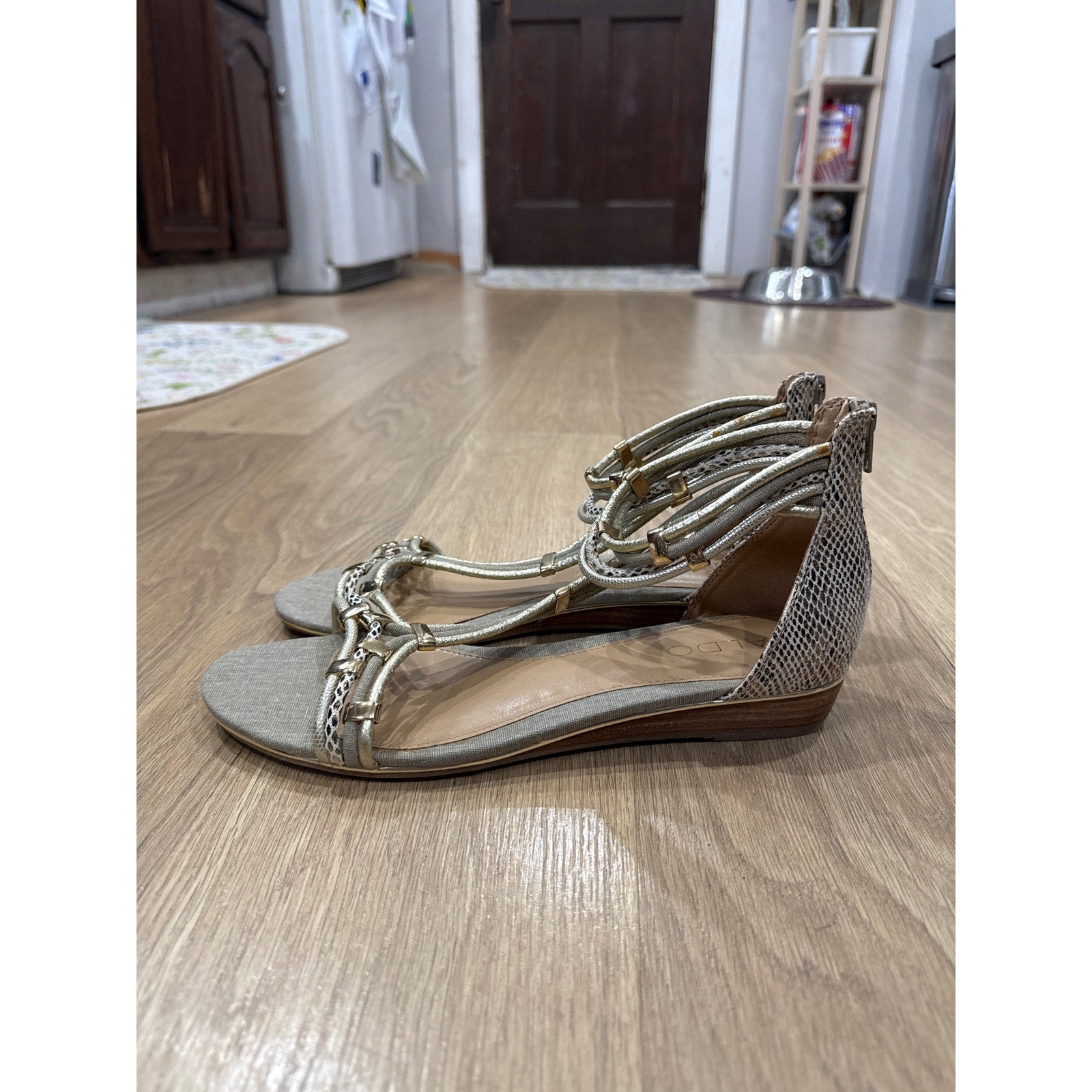 Aldo Alyson Gladiator Grey Faux Snakeskin Gold Tone Tube Strap Sandals Size 10