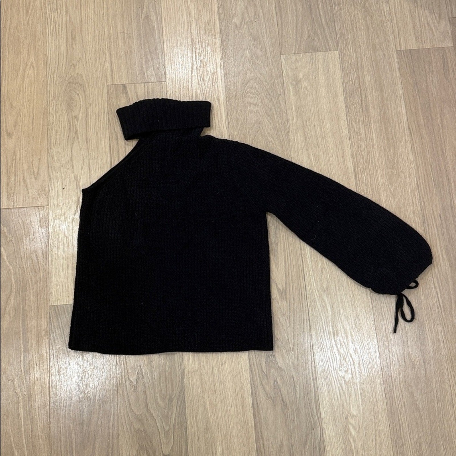 Belle Vere Black Chenille Turtleneck One Sleeve Sweater Size Medium