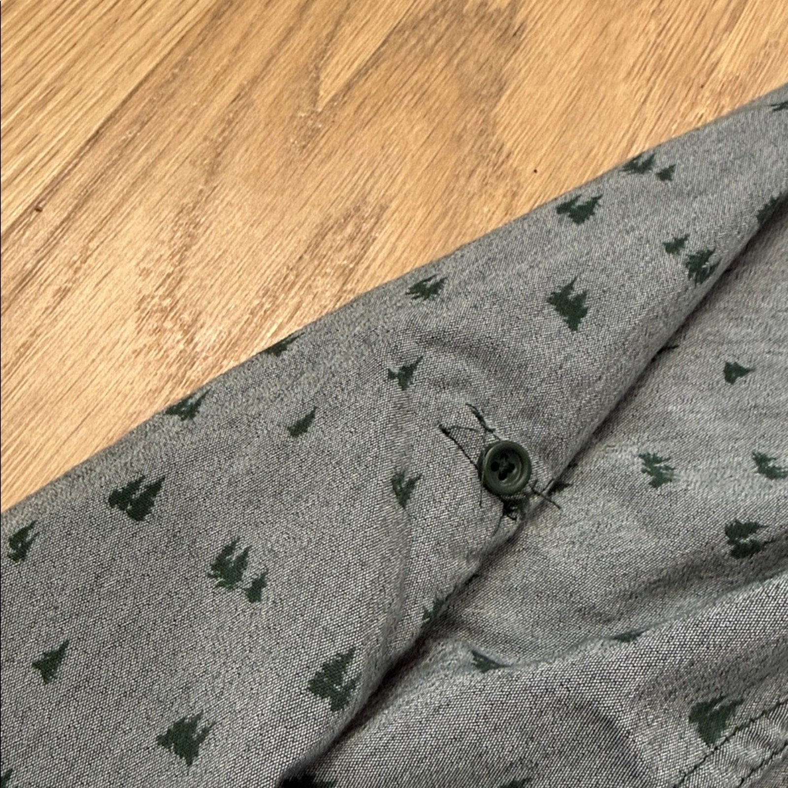 Merrell Men's Gray and Green Tree Patterned Button Down Shirt Size Medium