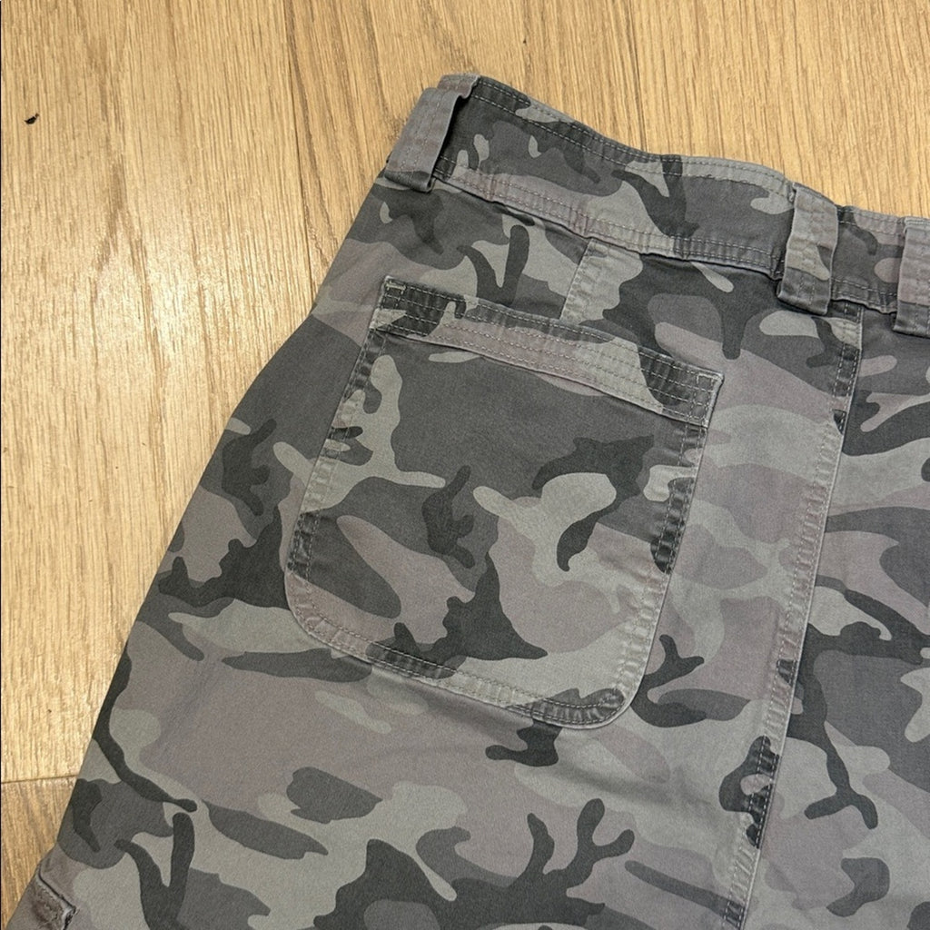 Abercrombie & Fitch Curve Love Gray Camouflage Cargo Pants Size 33 / 16R