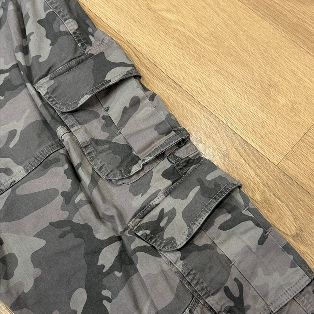 Abercrombie & Fitch Curve Love Gray Camouflage Cargo Pants Size 33 / 16R