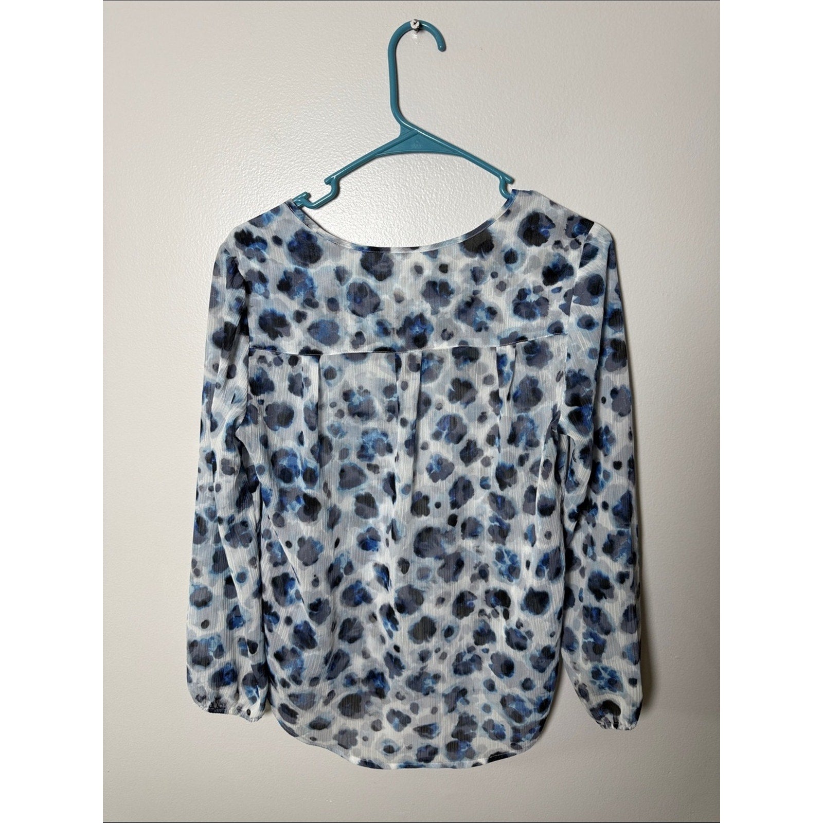 Liz Claiborne White and Blue Leopard Print Long Sleeve Top Size Small Petite