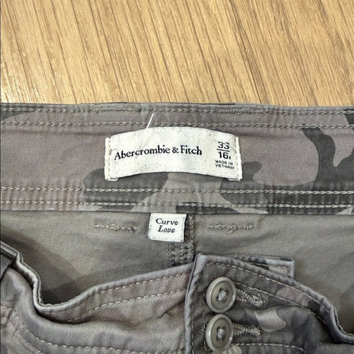 Abercrombie & Fitch Curve Love Gray Camouflage Cargo Pants Size 33 / 16R