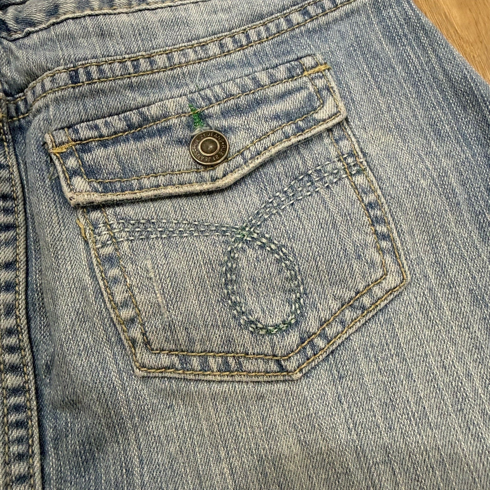 Vintage rue21 Y2K Low-Rise Denim Mini Skirt - Light Wash Raw Hem Size 3/4