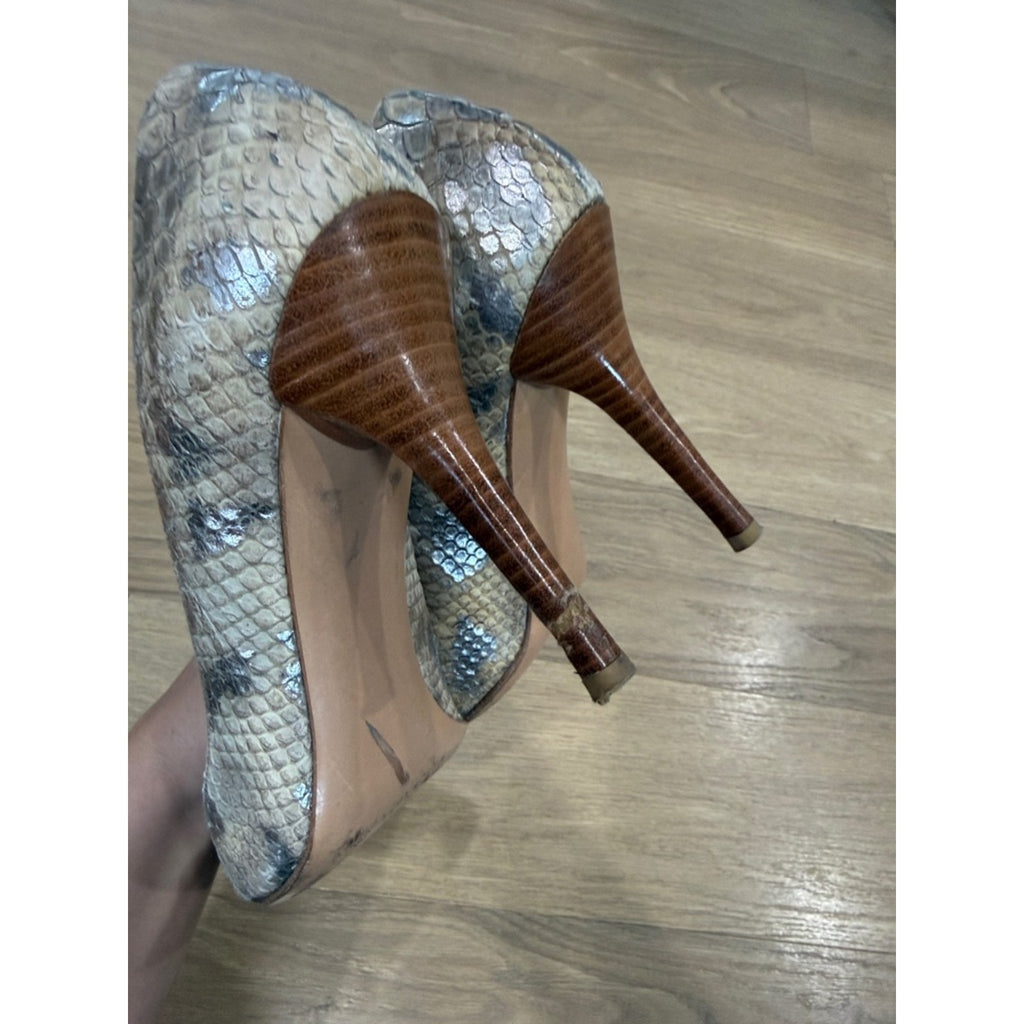 Stuart Weitzman Iris Honey Mica Python Silver Snake-Print Pointed-Toe Pumps 9.5
