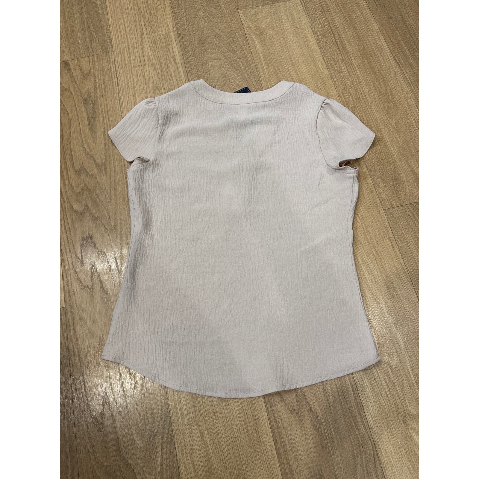 Blooming Jelly Dressy Casual Button Detail Textured V Neck Cap Sleeve Top Size XS NEW!