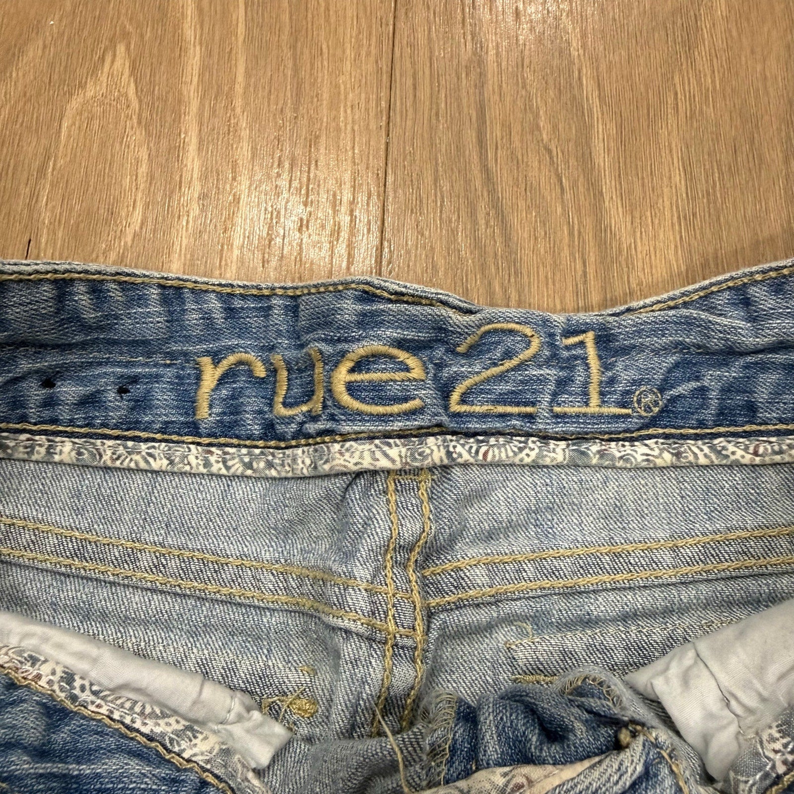 Vintage rue21 Y2K Low-Rise Denim Mini Skirt - Light Wash Raw Hem Size 3/4