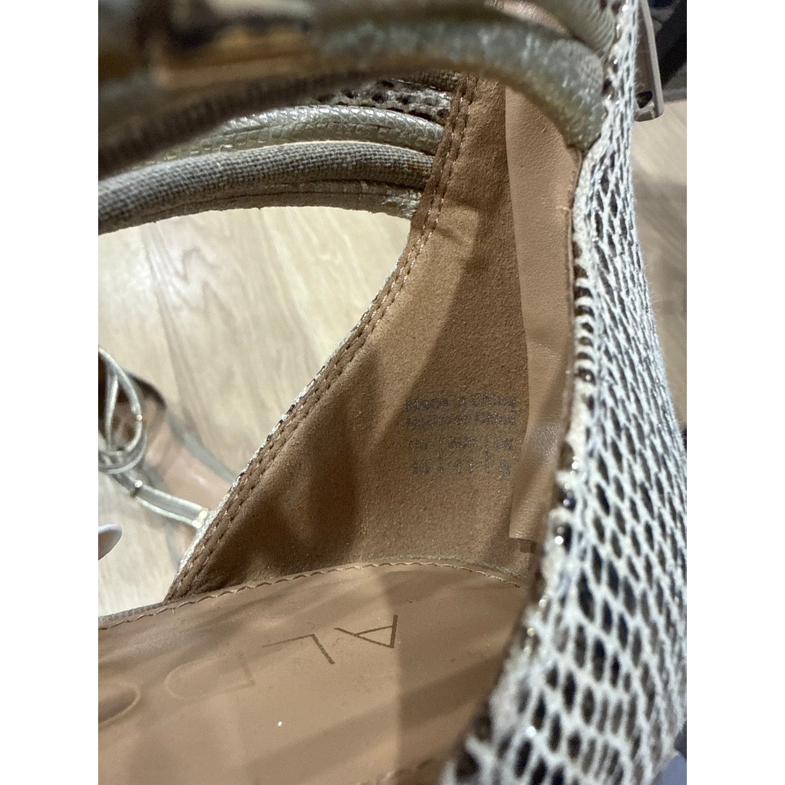 Aldo Alyson Gladiator Grey Faux Snakeskin Gold Tone Tube Strap Sandals Size 10