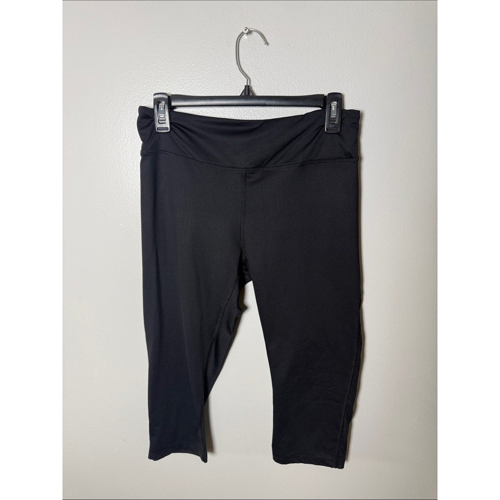 Forever 21 Black Capri Leggings Size Large