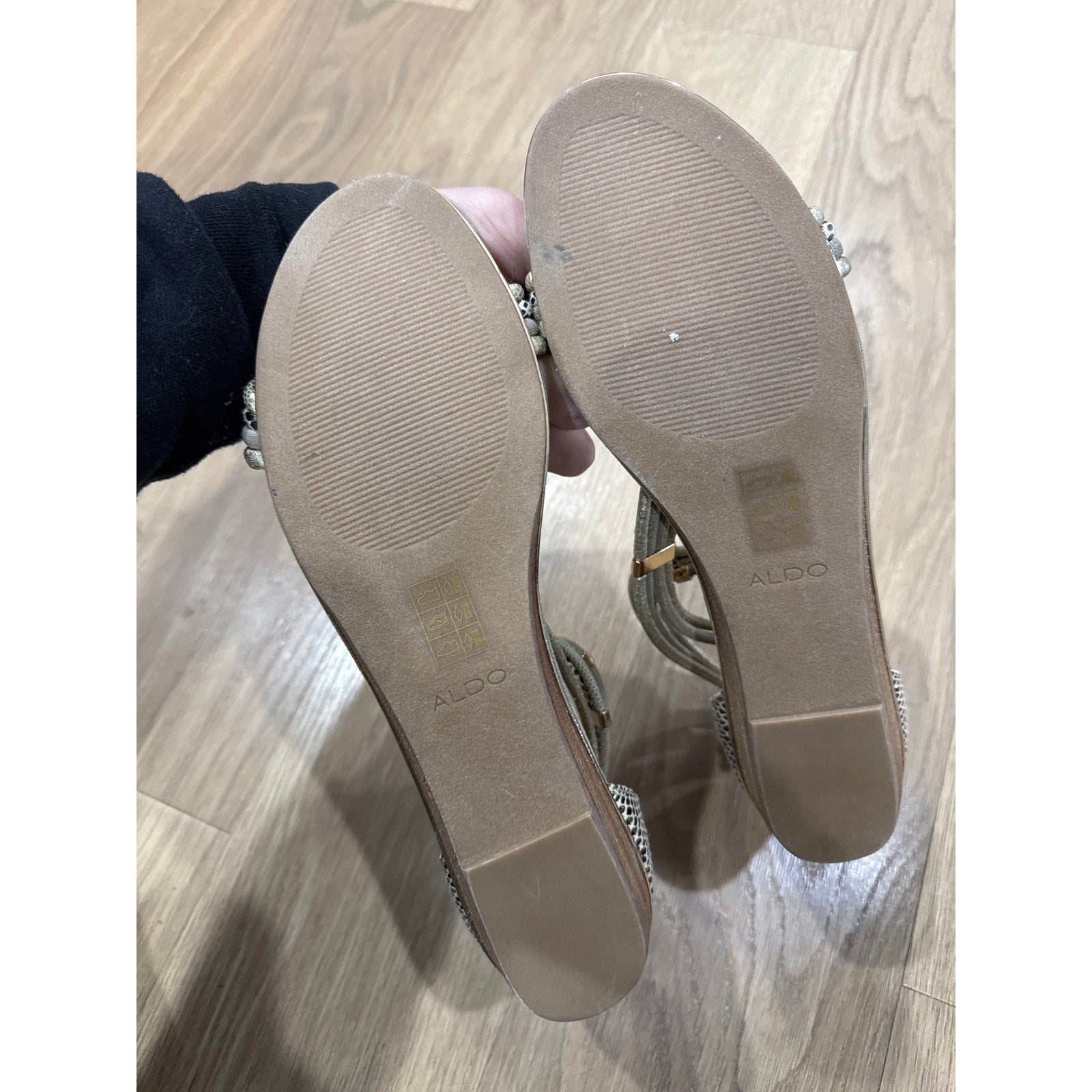 Aldo Alyson Gladiator Grey Faux Snakeskin Gold Tone Tube Strap Sandals Size 10