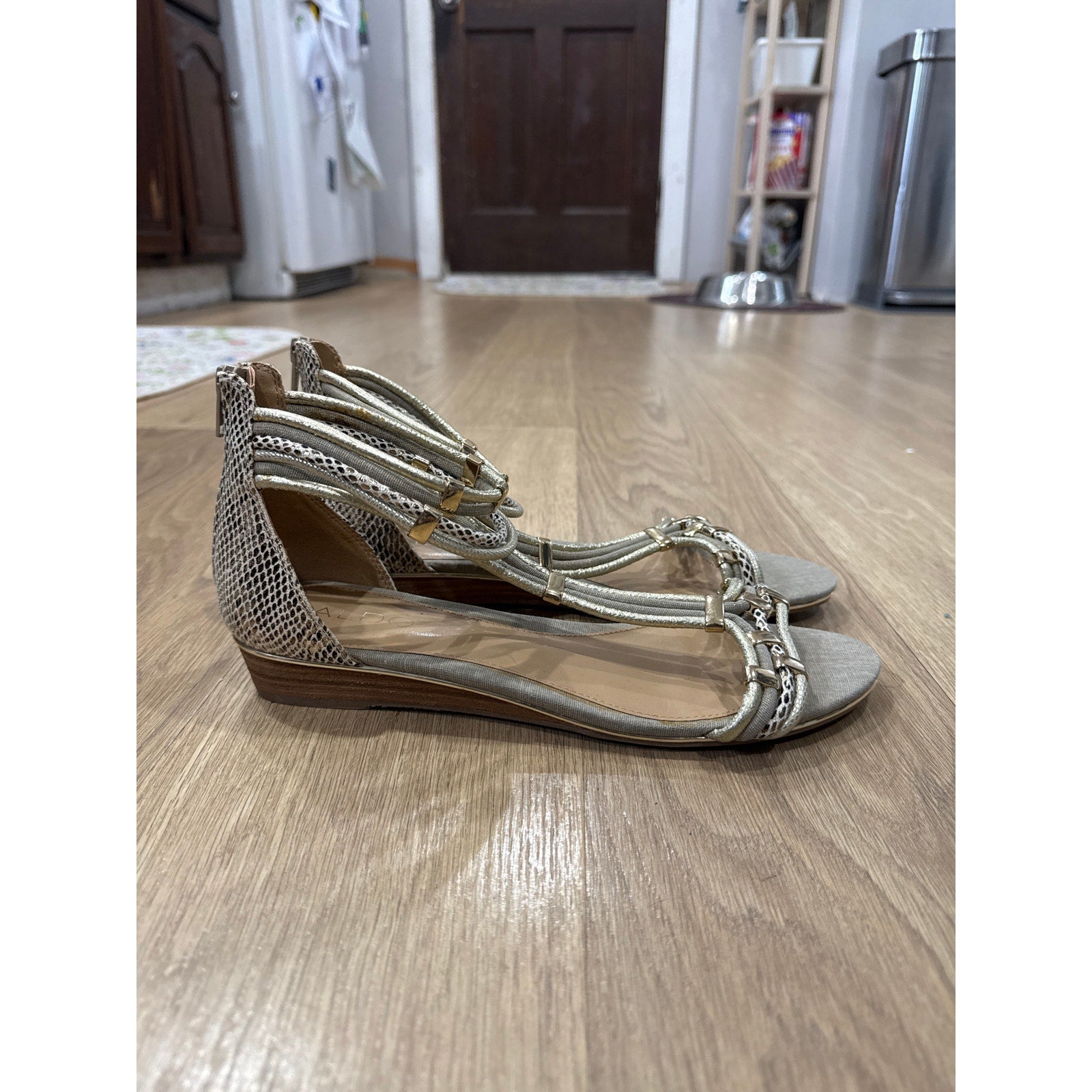 Aldo Alyson Gladiator Grey Faux Snakeskin Gold Tone Tube Strap Sandals Size 10