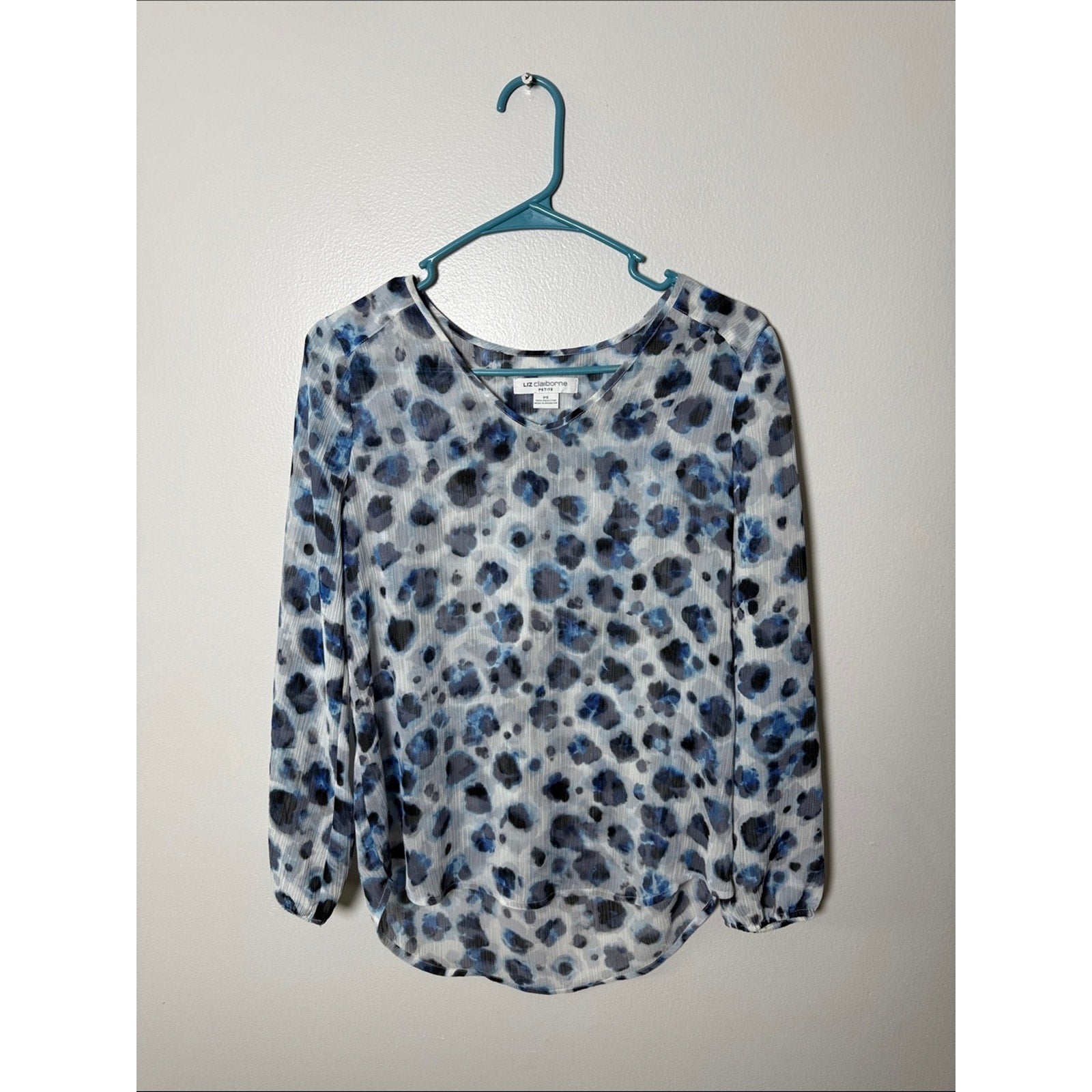 Liz Claiborne White and Blue Leopard Print Long Sleeve Top Size Small Petite