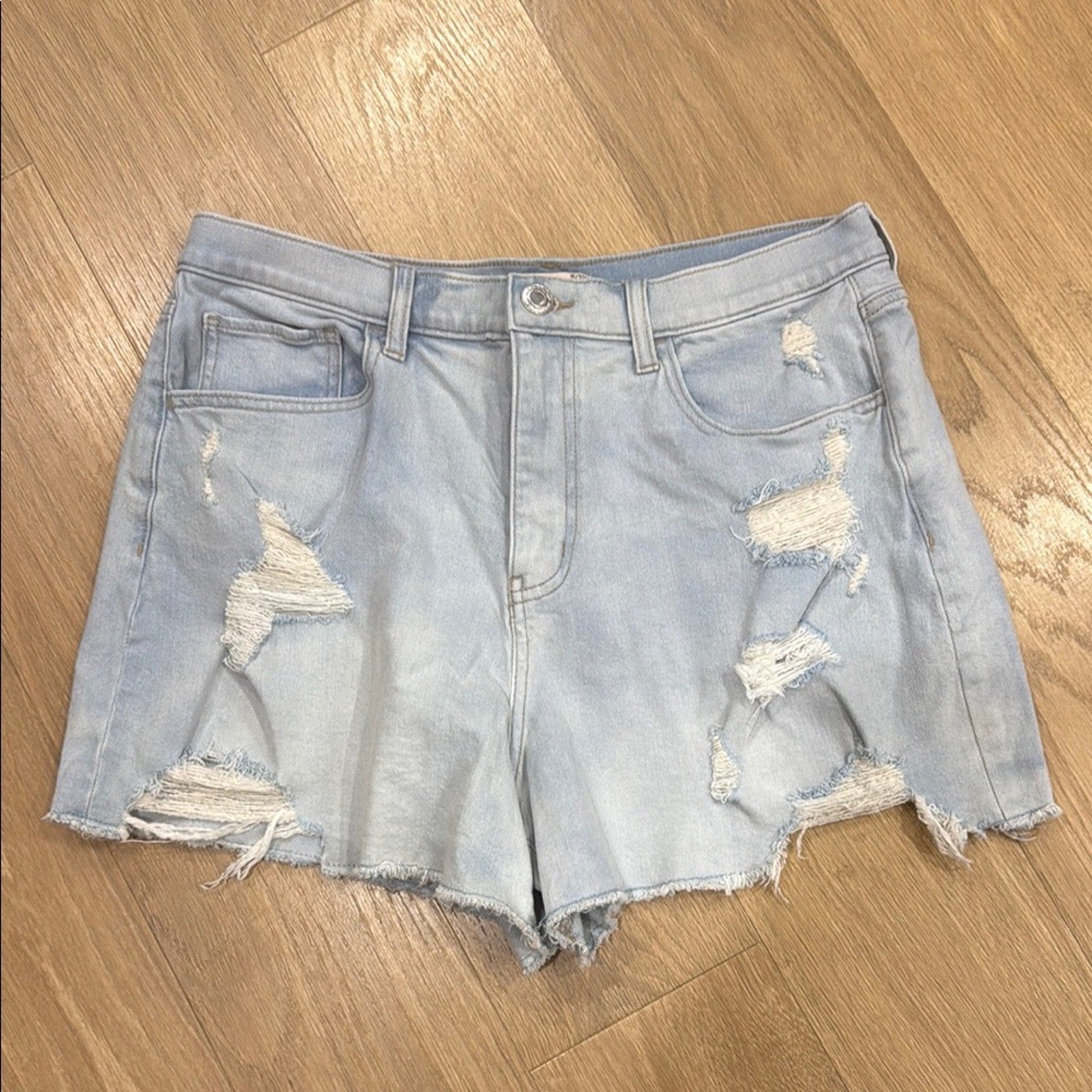 SO Blue Light Wash Distressed Super High Rise 90's Boyfriend Shorts Size 32