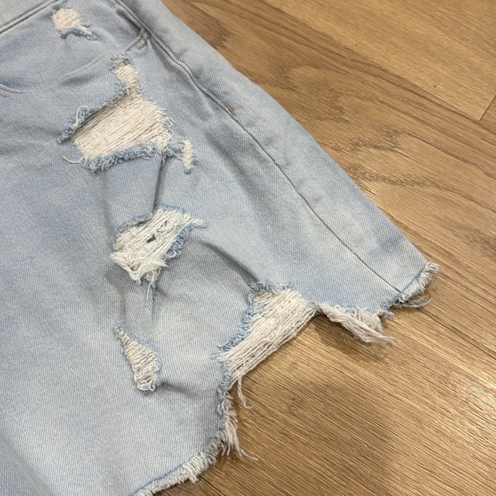 SO Blue Light Wash Distressed Super High Rise 90's Boyfriend Shorts Size 32