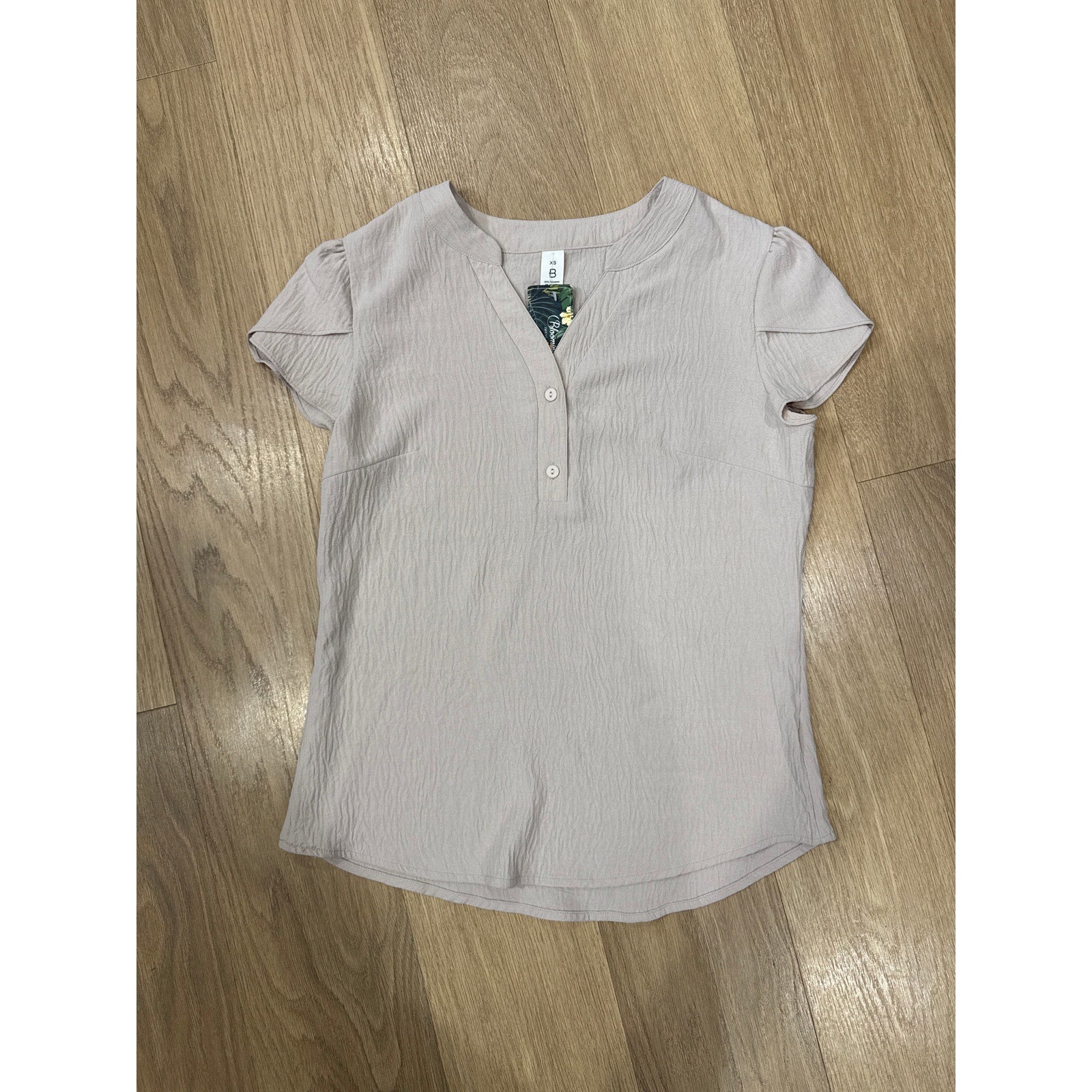 Blooming Jelly Dressy Casual Button Detail Textured V Neck Cap Sleeve Top Size XS NEW!