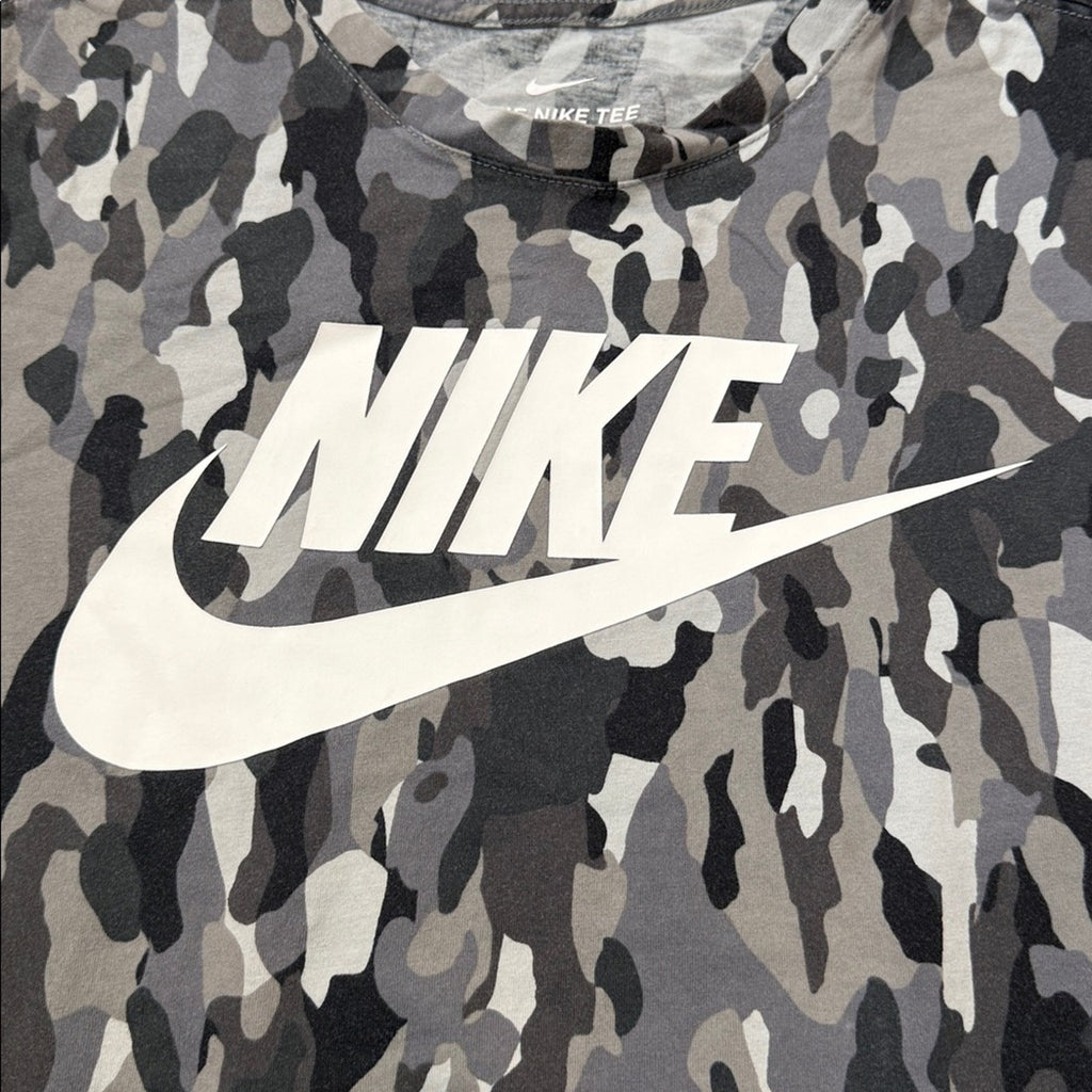 Nike Sportswear Club Men's Gray and Black T-Shirt Size Medium