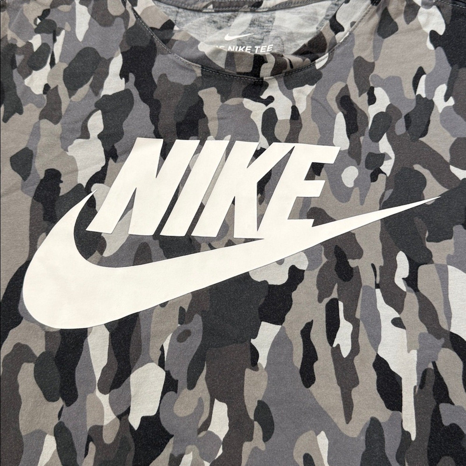 Nike Sportswear Club Men's Gray and Black T-Shirt Size Medium