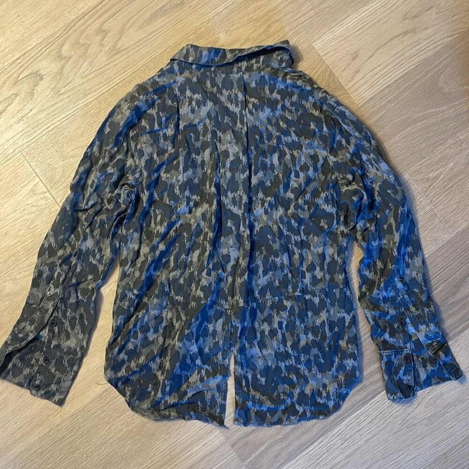 CLOTH & STONE Fray Leopard Hidden Button Front Collared Top Size Medium