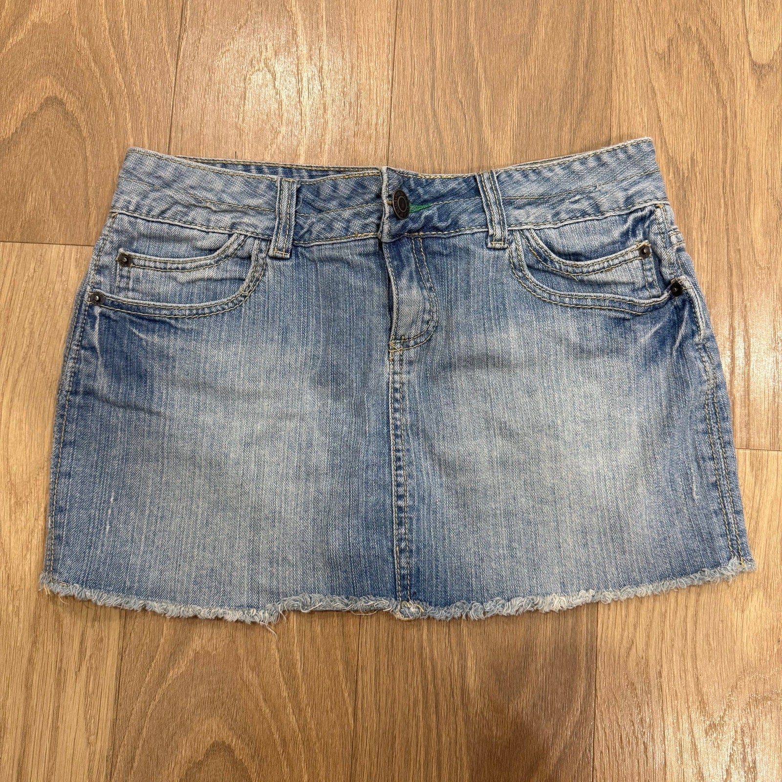 Vintage rue21 Y2K Low-Rise Denim Mini Skirt - Light Wash Raw Hem Size 3/4