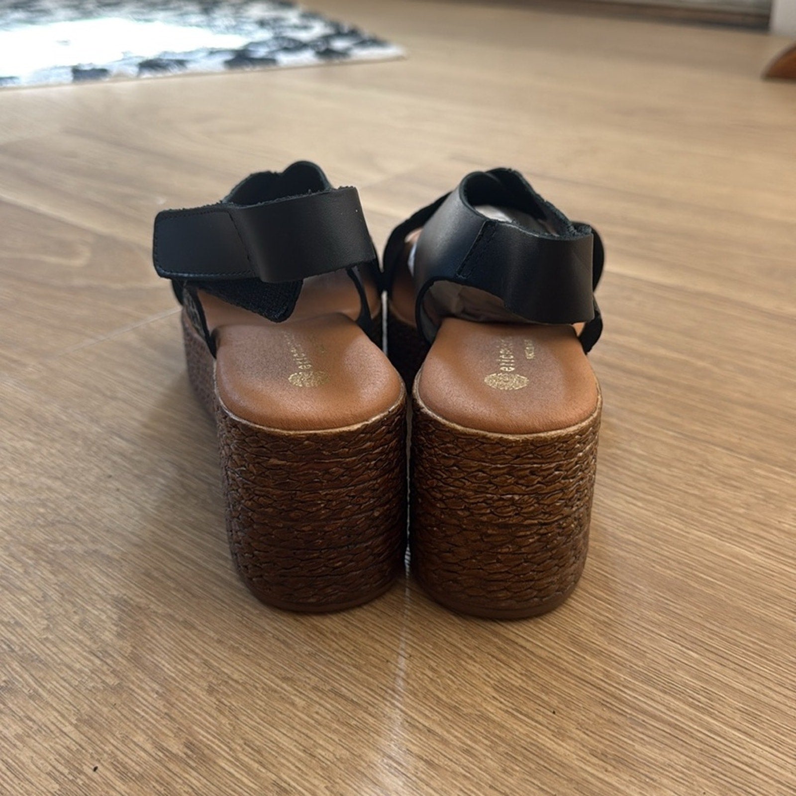 Eric Michael Laser Cut Black Lightweight Platform Heeled Sandals Size 10