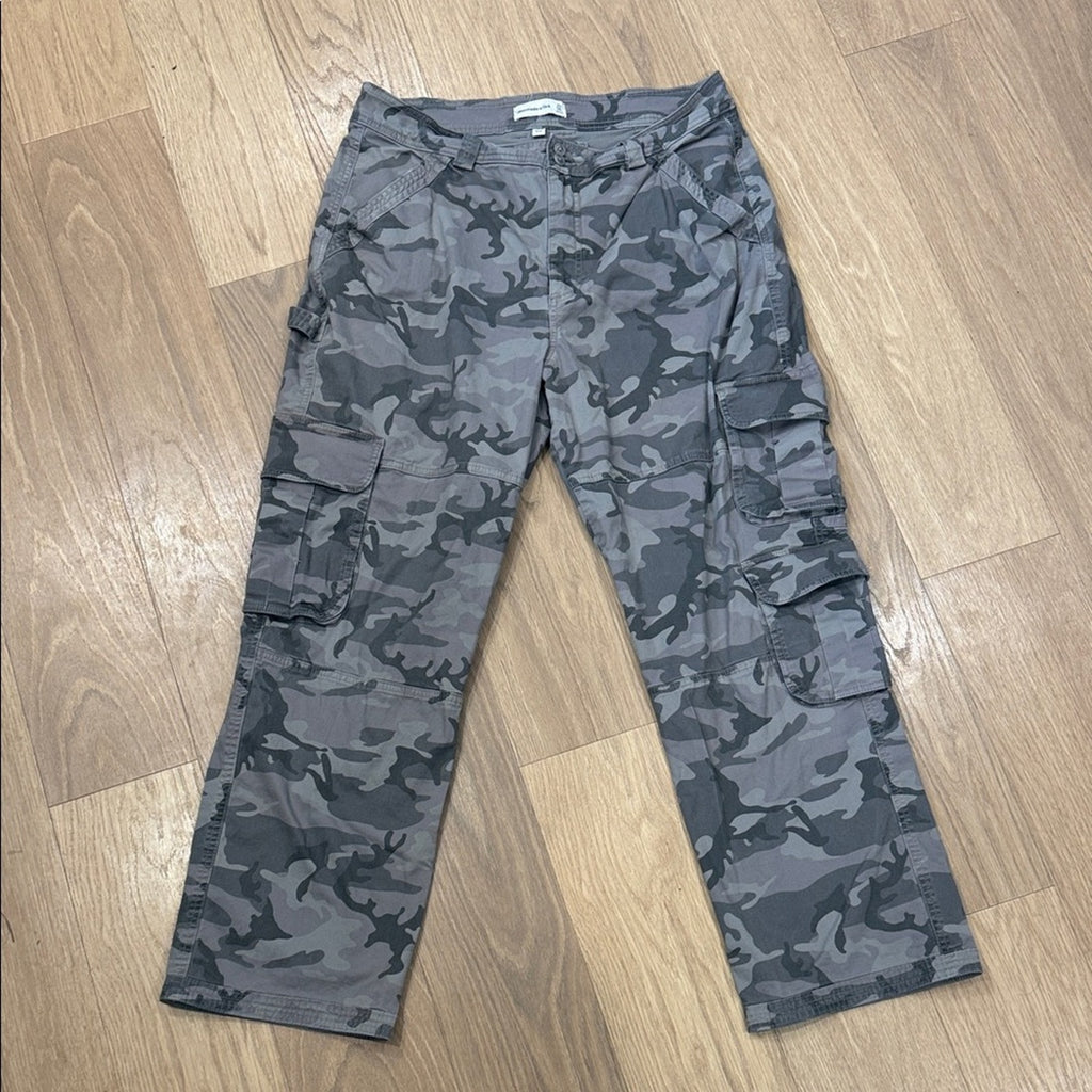 Abercrombie & Fitch Curve Love Gray Camouflage Cargo Pants Size 33 / 16R