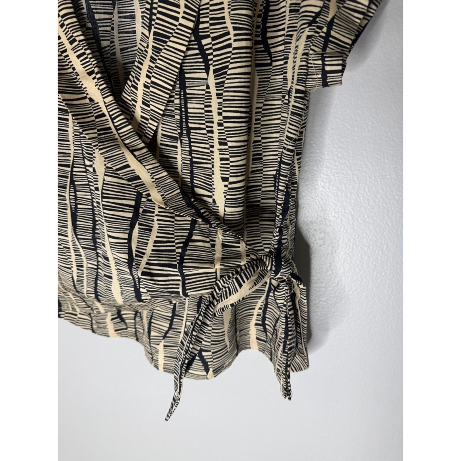 Nine West Black and Cream Patterned Wrap Blouse Size Large