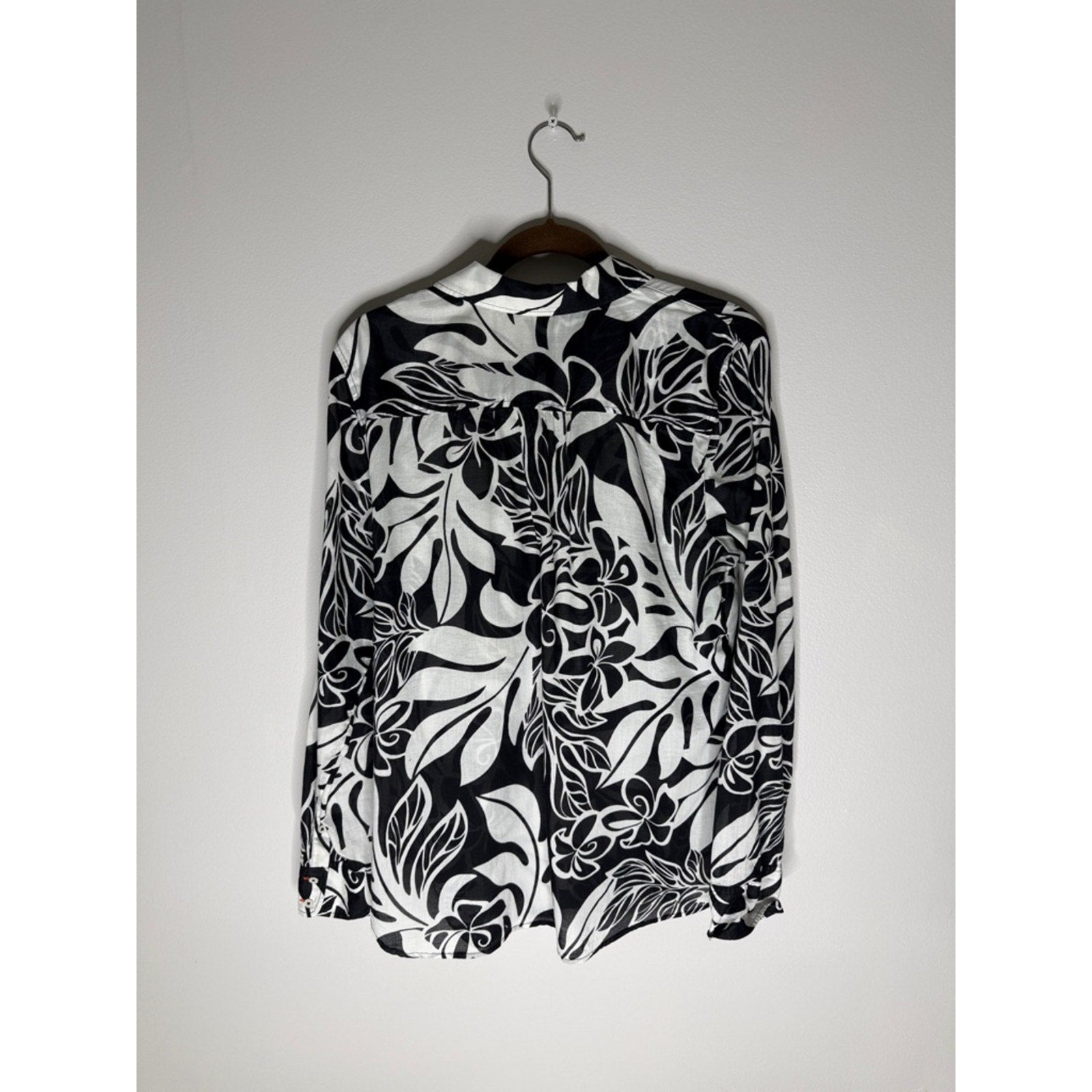 Talbots Black and White Floral Button-Up Shirt Size Medium