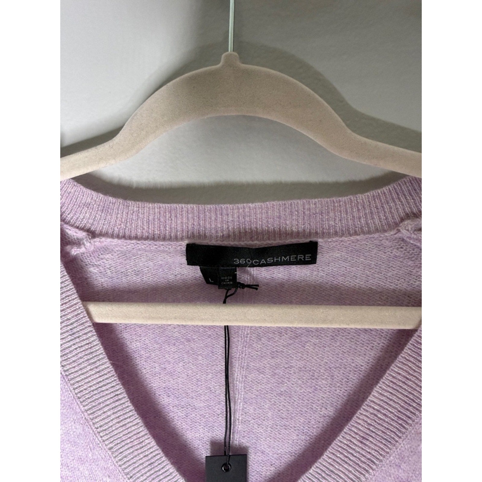 360 Cashmere Women's V-Neck Lavender Sweater Size Large NEW!